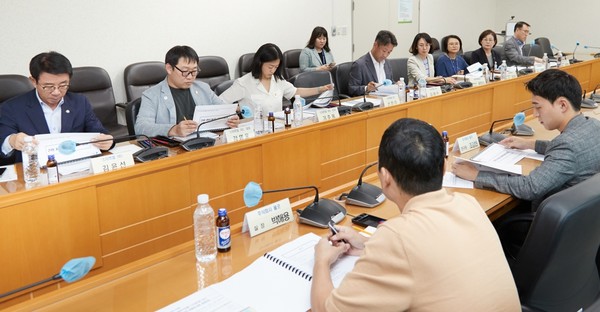 의원연구단체 스타트업 101 회원들과 연구용역 실무자 회의 /사진제공=용인시의회