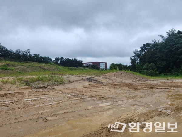  박 모 대표의 사무실과 훼손지까지의 거리는 약 50m다.  B물류센터가 한눈에 보이는 거리다. /사진=박선영 기자 