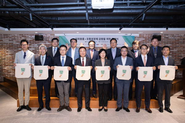 한화진 환경부 장관이 15일 오후 서울 신세계면세점 명동점에서 면세점 업계와 ‘일회용품 및 유통완충재 사용 줄이기 자발적 협약’을 체결하고 함께 기념촬영을 하고 있다. /사진=환경부