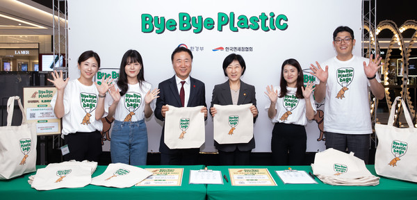 한화진 환경부 장관이 ‘일회용품 및 유통완충재 사용 줄이기 자발적 협약’을 체결하고 면세품 매장을 방문해 바이바이 플라스틱 캠페인 참여를 독려하고 있다. /사진=환경부