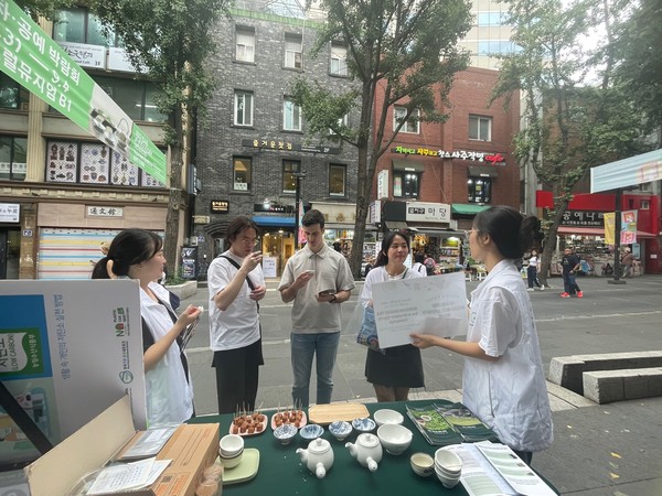 외국인들을 대상으로 녹색소비를 위한 ‘우리 차 마시기 캠페인’ /사진=녹색소비자연대