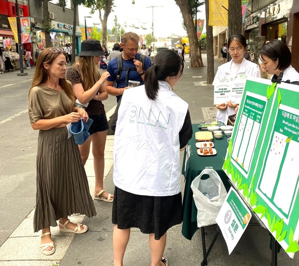 외국인들을 대상으로 녹색소비를 위한 ‘우리 차 마시기 캠페인’ /사진=녹색소비자연대