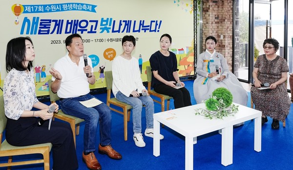 이재준 수원시장이 시민들과 대화 /사진제공=수원시