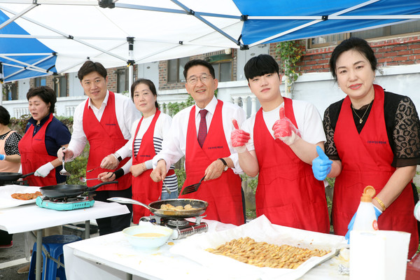 명절 나눔 행사 참여한 김기정 의장과 김동은, 최정헌 의원 /사진제공=수원시