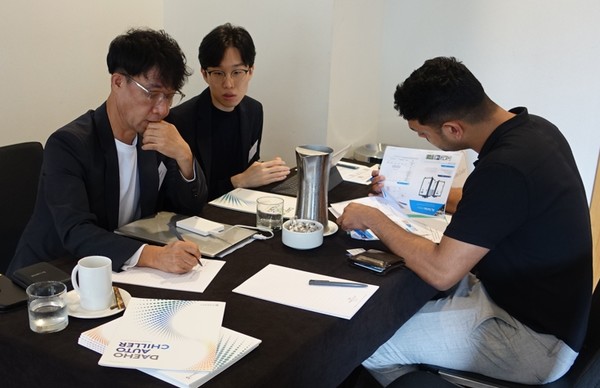 참여 기업과 바이어 대면상담 진행 /사진제공=경과원