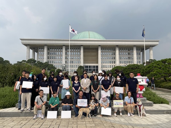이헌승 의원과 동물자유연대는 국회도서관 야외음악당에서 ‘개 농장 구조견과 함께 하는 산책: 꽃길’ 행사를 개최했다. /사진=이헌승 의원실