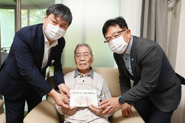 김현수 부시장이 오성규 애국지사에게 주민등록증 전달 /사진제공=수원시