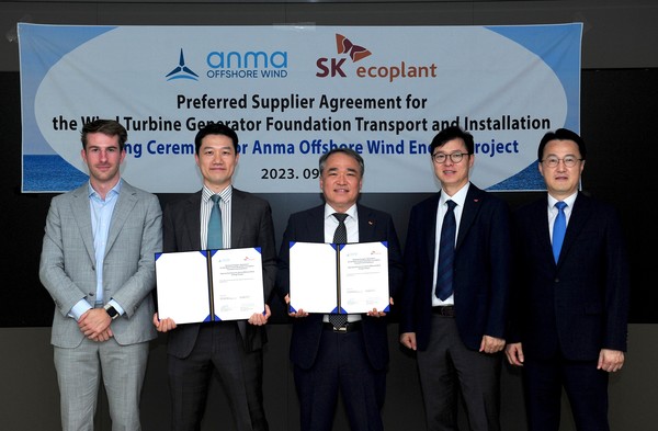 SK에코플랜트가 지난 22일 국내 단일사업 최대규모 해상풍력 프로젝트인 안마 해상풍력 해상풍력 운송 및 설치(T&I) 우선공급계약 기념 행사를 진행했다고 밝혔다. 이번 사업 참여는 SK에코플랜트가 완비한 해상풍력 공급망 역량이 결정적인 영향을 미친것으로 평가받는다. 사진은 조정식 SK에코플랜트 에코솔루션 BU대표(왼쪽 세번째)와 조언우 안마해상풍력㈜ 대표(왼쪽 두번째)가 기념 촬영을 하는 모습./사진제공=SK에코플랜트