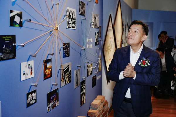 이재준 수원특례시장 수원박물관에서 진행 중인 기획전시 ‘선경직물’ 관람 /사진제공=수원시