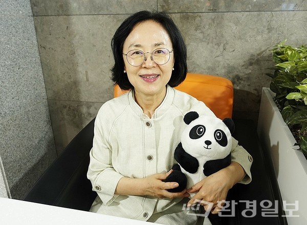 지난 14일 서울 여의도 국회에서 취재진을 만난 홍윤희 WWF-Korea(세계자연기금 한국본부) 사무총장이 WWF의 로고인 팬더 ‘치치’를 들고 반갑게 인사를 건네고 있다. /사진=김인성 기자