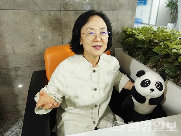 환경경영 전문가로 평가받고 있는 홍 사무총장은 이날 인터뷰에서 환경 문제는 전 세계적인 과제며 글로벌한 시각으로 들여다보지 않으면 해결하기 어렵다고 당부했다. /사진=김인성 기자