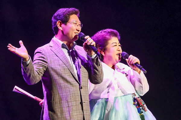 이상일 시장, 제20회 용인예술제에서 최근순 명창과 함께 ‘별빛 같은 나의 사랑아’ 열창 /사진제공=용인시