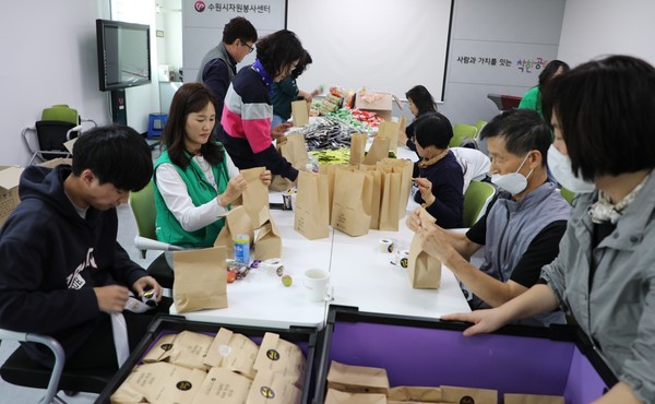 여성리더회와 개인 봉사자 간식 포장 /사진제공=수원시
