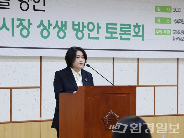 6일 열린 ‘순환경제사회를 향한 폐자원에너지시장 상생 방안 국회토론회’에서 이미화 환경일보 발행인은 최근 폐기물의 물량 부족의 장기화로 인한 운영상의 고충을 호소하고 있다”며 현행 관련 제도에 대한 개선이 필요하다고 전했다. /사진=이다빈 기자