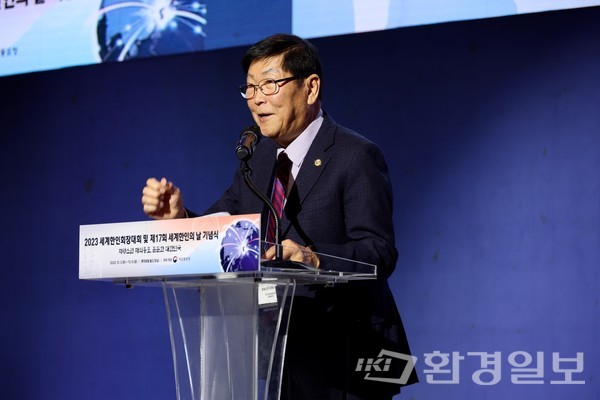 김병직 미주한인총연합회 회장은 대회를 성공적으로 이끌어준 이기철 청장의 리더십을 칭찬하며 대회가 동포들에게 의미있는 시간이 됐기를 바란다고 밝혔다. /사진=박준영 기자