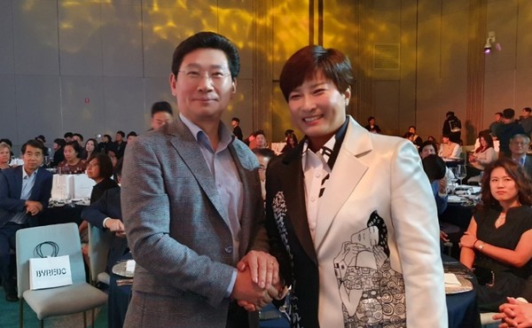 ‘2023 박세리 월드매치’ 갈라디너 이상일 시장과 박세리 감독 /사진제공=용인시