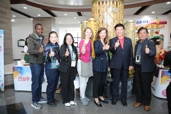 제41회 금산세계인삼축제 외국인 방문 줄을 잇고 있다 /사진제공=금산군