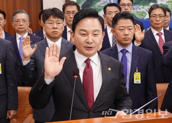 본 국정감사에 앞서 선서를 하고 있는 원희룡 국토부 장관의 모습. /사진=김인성 기자
