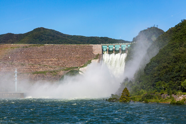소양강댐은 댐의 홍수 조절을 위해 8월 11일 오후 3시부터 수문을 열어 초당 600톤을 방류하기 시작했다.