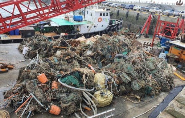 어구가 설치된 연안 및 양식어장은 폐어구‧부표로 인한 해양쓰레기 발생 가능성이 높으나, 상시 조업구역으로 수거가 어렵다. /사진제공=해양수산부