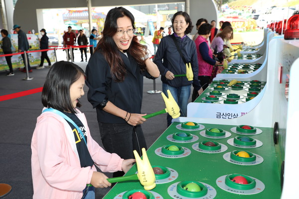 엄마,행복하세요. 재미up 건강up 행복up 갱년기,노화,피로,암을 물리치는 두더지게임을 즐기는 관광객
