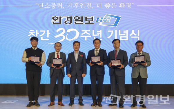  ‘2023 환경일보 창간 30주년’ 기념식에서는 대한민국 환경보전과 지속가능발전을 위해 공헌한 사람에서 수여되는 '감사패' 수여자로는 조용현 사단법인 한국건설가설협회 회장, 이삼희 한국건설기술연구원 박사, 한용상 주식회사 한부건설 회장 등이 선정됐다.