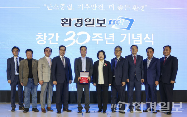 환경일보 재직동안 언론인으로서 정론직필의 사명감을 바탕으로 탁월한 성실함과 열정을 다한 '공로패' 수상자로 환경일보 편집국장 이창우, 김경태 편집 부국장, 이기환 경기남부 본부장, 김현창 충남대전 본부장, 신동렬 충북 본부장, 강세근 경기수원 본부장, 김말수 경남부산 본부장, 김시기 영주봉화 지사장, 김규천 서울동부지역 본부장, 김희연 경북본부장, 박상현 서산당진지사장 등이 선정됐다