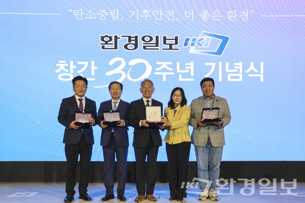 ESG 지속가능 경영 대상 ‘기업부문’ 대상자로는 박현만 주식회사 HB페이퍼 회장, 최인호 주식회사 에코비트 대표, 류성택 주식회사 현대퓨처넷 대표, 정지성 주식회사 에스오에스랩 대표, 이한경 주식회사 에코앤파트너스 대표 등이 선정됐다.