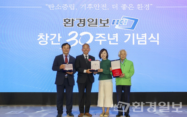 ESG 지속가능 경영 대상 ‘단체부문’에서 수상한 권병현 사단법인 미래숲 대표, 하지원 사단법인 에코맘코리아 대표, 이준원 사단법인 한국스마트안전보건기술협회 회장