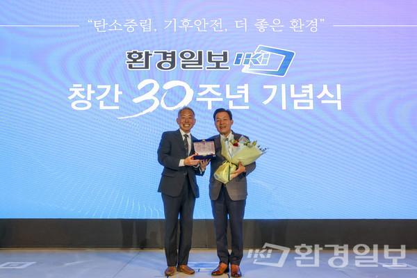 ESG 지속가능 경영 대상 ‘공공부문’ 수상으로는 이재준 수원특례시 시장이 선정돼 상패 수여 후 기념촬영을 하고 있다.