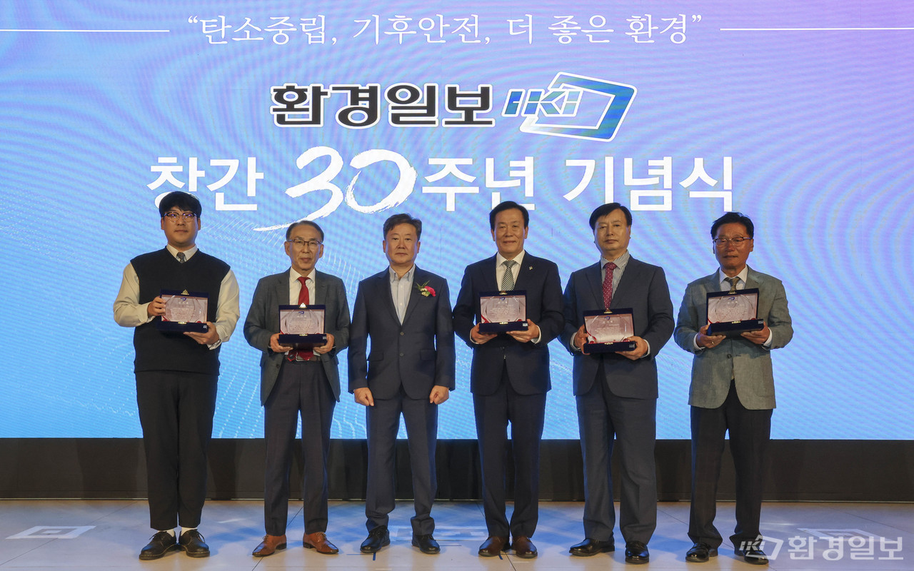 감사패를 수여한 김용일 환경일보 수석부회장(왼쪽 세 번째)이 수상자들과 기념촬영을 하고 있다. /사진=이다빈 기자