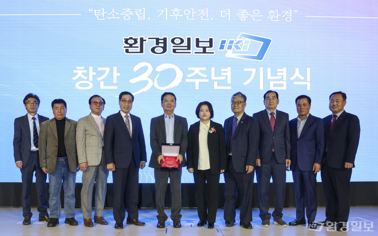 공로패를 수여한 이미화 환경일보 발행인(오른쪽 다섯 번째)이 본사 및 지사 수상자들과 기념촬영을 하고 있다. /사진=이다빈 기자