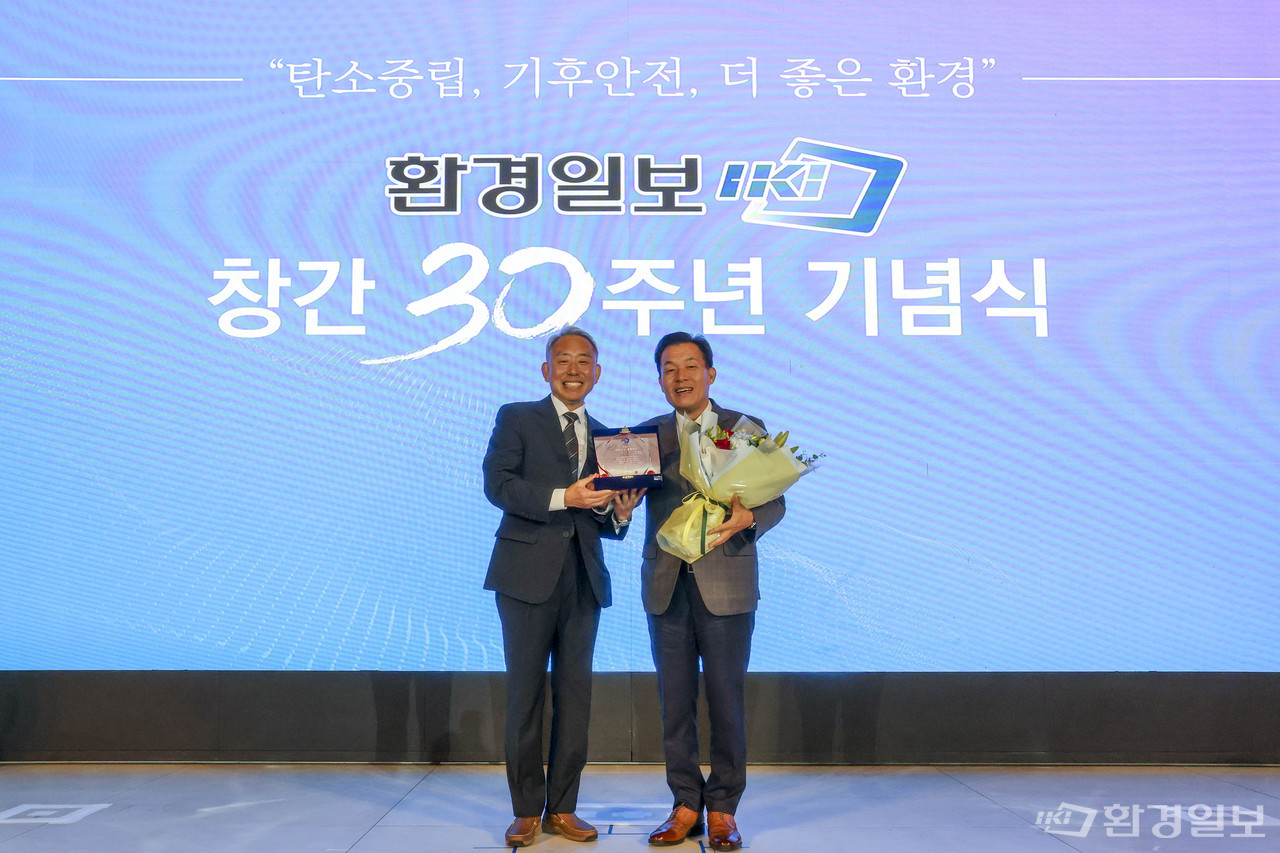 김익수 환경일보 편집대표(왼쪽)가 ESG 지속가능 경영 대상 공공부문 수상자로 선정된 이재준 수원시장과 기념촬영을 하고 있다. /사진=이다빈 기자