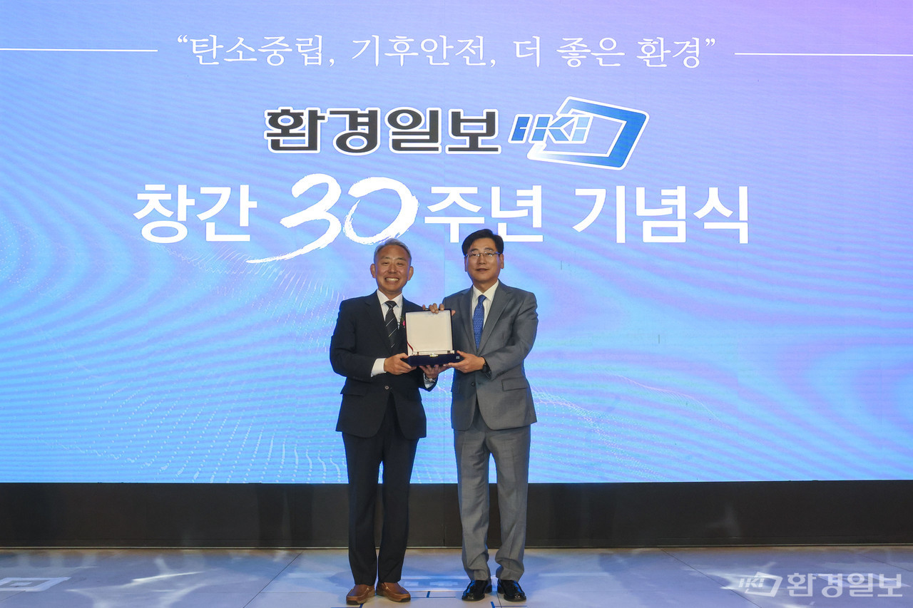 ESG 지속가능 경영 대상 교육부문 수상자로 선정된 임영문 대진대 총장(오른쪽) /사진=이다빈 기자