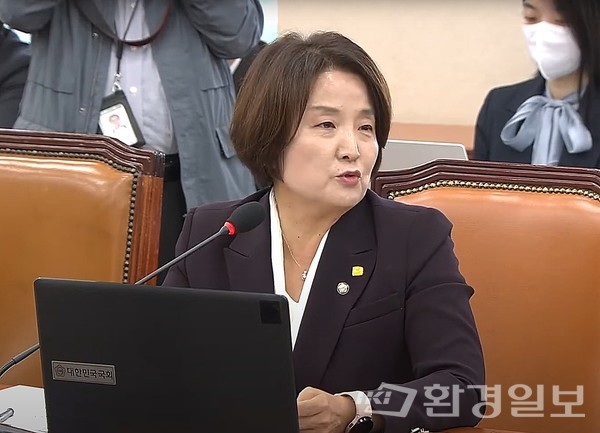  이은주 의원은 한화진 장관 취임 기간동안 환경 생태계 보호보다는 환경 파괴 방향으로 나아갔다며, 설악산 오색케이블카 사업 협의, 제주 제2공항 사업 협의, 흑산공항 건설 관련 국립공원계획 고시, 팔공산국립공원 자연보존지구 축소, 스크리닝 제도 도입, 일회용품 규제 후퇴 등을 예로 들었다.