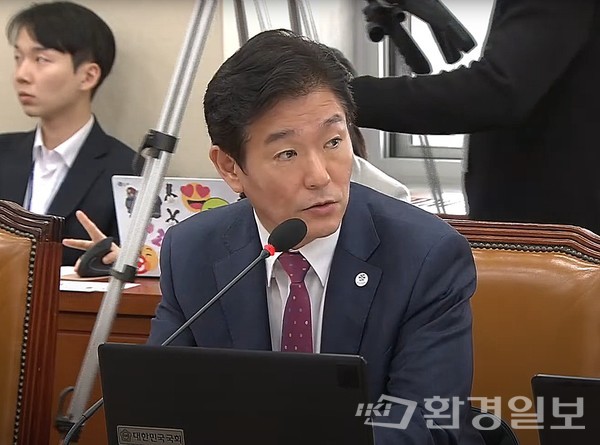 이주환 의원은​​​​​​ “환경부가 정부보조금을 조금 낮추는 대신에 보급대수를 늘리는 방향으로 가고 있는데, 보급대수가 늘어나면 충전시설이 열악하고 성능이 떨어져 악순환이 반복된다”고 우려했다. 