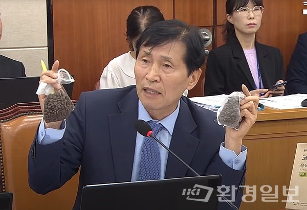 이학영 의원은 생분해라도 분리배출되지 않거나 분해되지 않는다면 친환경이 아니라며, 업자들이  모여서 분리수거를 하고  생분해 플라스틱을 분해시켜서 처리하는 시설에 대한 대책이 필요하다고 지적했다. 