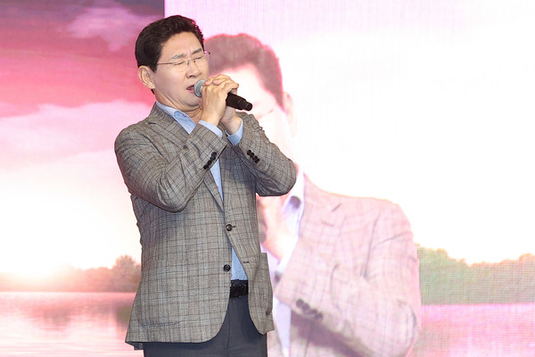 이상일 용인시장 석성산 문화축제에서 유심초 사랑이여 열창 /사진제공=용인시