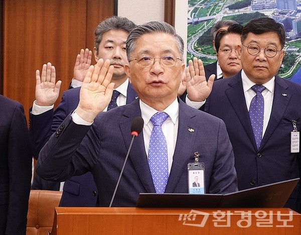 16일 열린 국회 국토위 회의장에 직접 참석한 이한준 LH 사장이 국감에 앞서 선서를 하고 있다. /사진=김인성 기자