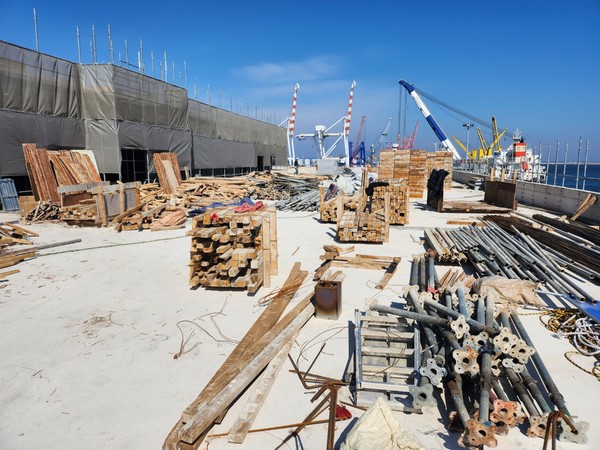 항만건설공사 옥상 현장 자재 정리 미흡 /사진제공=해양수산부