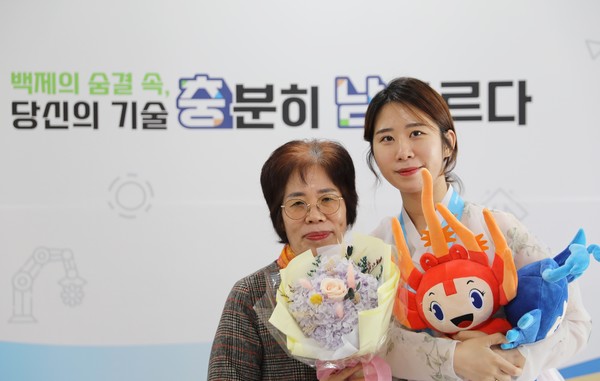 한복 정종미(왼쪽, 모친), 김보나(오른쪽, 딸) /사진제공=고용노동부
