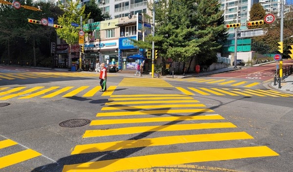 노란색횡단보도 설치하는 등 어린이보호구역 개선사업 /사진제공=용인시