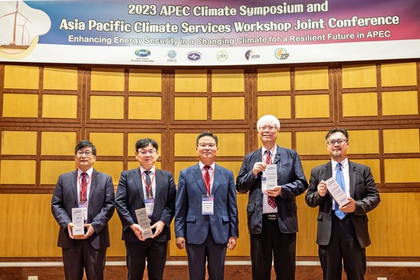 2023년도 APEC 기후심포지엄에서 APEC기후센터 신도식 원장(왼쪽 세 번째)이 대만기상청 치아핑 쳉 청장 (사진 왼쪽 첫 번째) 등 이번 행사 개최와 관련 협력·지원한 대만 측 기관장들에게 감사패 전달 후 기념 촬영(2023.10.18., 대만기상청 국제회의장) /사진제공=APEC기후센터