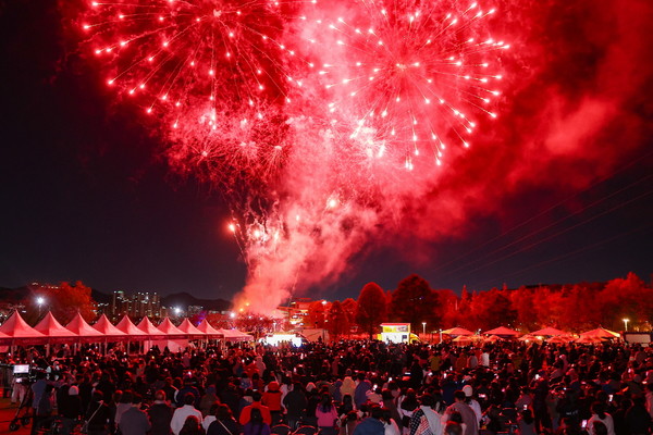 21일 왕송호수공원에서 열린 ‘1060 세대공감 어울림 축제’가 8천여 명의 시민이 찾은 가운데 성황리에 막 내 려 /사진제공=의왕시 