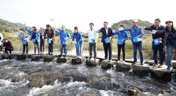 광주시, 경안천 내수면 수자원 조성을 위한 다슬기 치패 및 버들치 치어 방류 행사 /사진제공=광주시