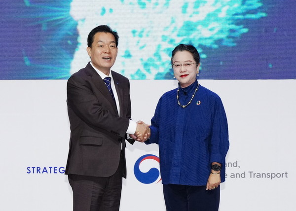 이재준 시장과 아르미다 살시아 알리샤바나 UN ESCAP 사무총장 /사진제공=수원시