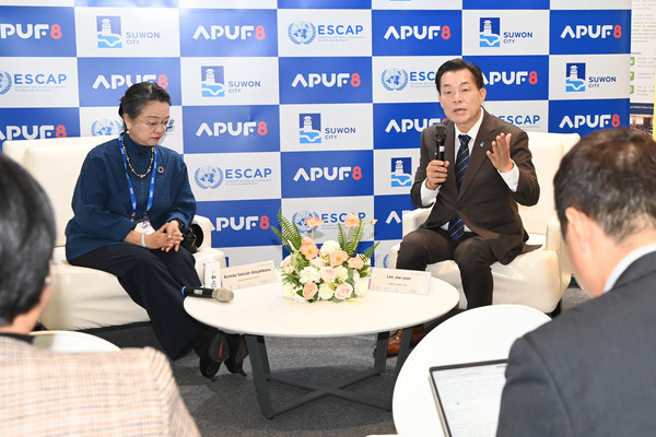 이재준 시장과 아르미다 살시아 알리샤바나 UN ESCAP 사무총장 기자회견 /사진제공=수원시