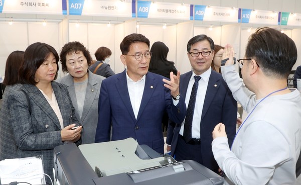 맞춤형 일자리 박람회 /사진제공=수원시의회