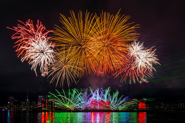 서울 세계 불꽃 축제가 진행된 여의도 공원 인근에는 밤섬이 존재한다. 람사르습지인 밤섬은 서울시 생태 경관 보전 지역으로 지정돼 일반인 출입이 금지돼 있다.