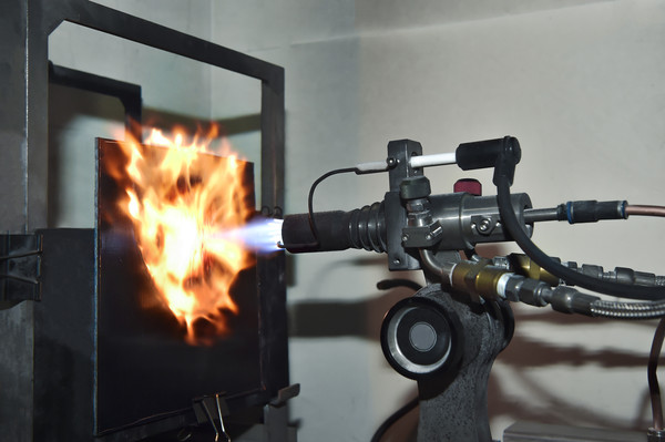 1,500℃ 이상의 열과 압력을 가해도 20분 이상 견디는 '특수 난연 CFT'의 테스트 모습./사진제공=LG화학